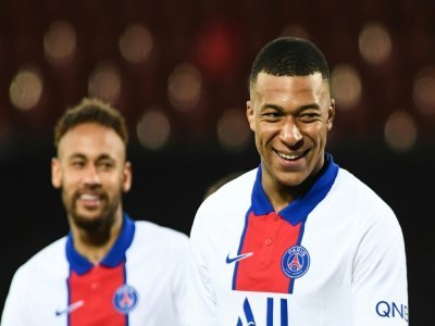 Kylian Mbappe (d) et Neymar lors du match de Ligue 1 contre Brest le 23 mai 2021. - FRED TANNEAU [AFP]