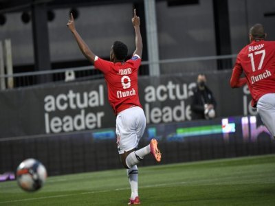 L'attaquant de Lille Jonathan David célèbre son but contre Angers, suivi par Burak Yilmaz, lors de la 38e journée de Ligue 1 le 23 mai - LOIC VENANCE [AFP]