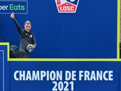 L'entraîneur de Lille Christophe Galtier champion de France lors de la remise du trophée au siège du club à Camphin-en-Pévèle le 24 mai 2021 - DENIS CHARLET [AFP]