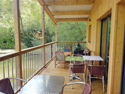 Le salon de thé du Chant des Oiseaux offre une terrasse calme et apaisante qui donne directement sur l'étang.