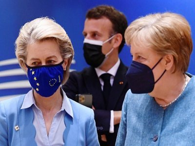 La présidente de la Commission européenne Ursula von der Leyen (g), le président français Emmanuel Macron (c) et la chancelière allemande Angela Merkel au sommet européen de Bruxelles, le 25 mai 2021 - JOHN THYS [POOL/AFP]