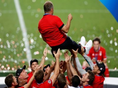 L'entraîneur Hansi Flick porté en triomphé par ses joueurs après la victoire du Bayern Munich en finale de la Ligue des champions à Lisbonne, le 23 août 2020 - MATTHEW CHILDS [POOL/AFP/Archives]