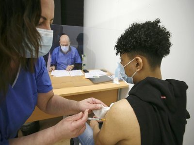 Un jeune se fait vacciner en Corse le 13 mai 2021 - Pascal POCHARD-CASABIANCA [AFP/Archives]