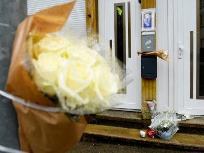 Des fleurs déposées sous le portrait de la jeune femme tuée par son conjoint violent,  le 25 mai 2021 à Hayange - JEAN-CHRISTOPHE VERHAEGEN [AFP]