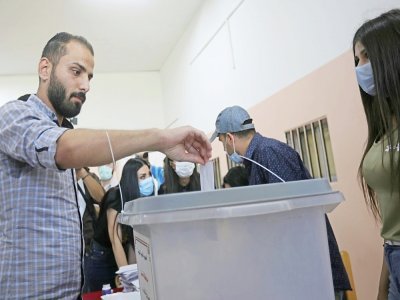 Un électeur vote à Damas pour la présidentielle en Syrie, le 26 mai 2021 - Louai Beshara [AFP]