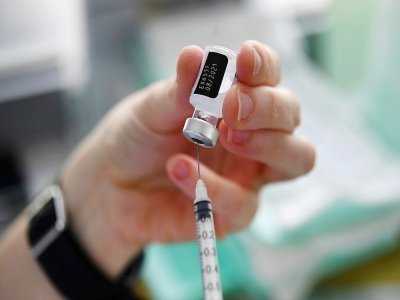Préparation d'une dose de vaccin Pfizer-BioNtech au centre de vaccination de Brest le 11 mai 2021 - Fred TANNEAU [AFP]