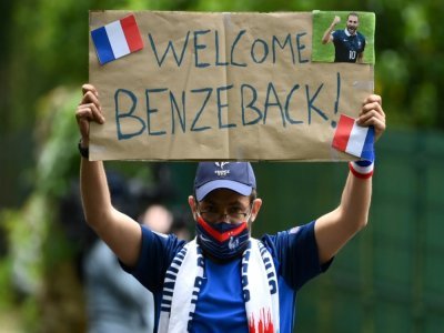 Un supporter de l'équipe de France de football accueille Karim Benzema à son arrivée à Clairefontaine, le 26 mai 2021 - FRANCK FIFE [AFP]