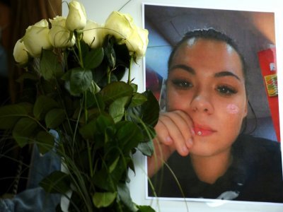 Un portrait de Stéphanie Di Vincenzo tuée dans la rue dans la nuit du 23 au 24 mai 2021, lors d'une marche blanche à Hayange le 26 mai 2021 - JEAN-CHRISTOPHE VERHAEGEN [AFP]