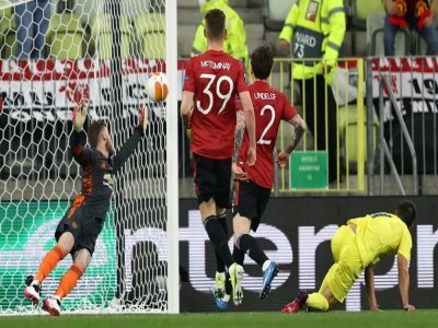 L'attaquant Gerard Moreno (d) ouvre le score pour Villarreal lors de la finale de la Ligue Europa contre Manchester United, à Gdansk, le 26 mai 2021 - MAJA HITIJ [POOL/AFP]
