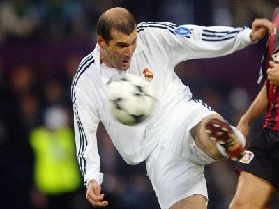 Le milieu de terrain français du Real Madrid, Zinédine Zidane, marque le 2e but d'une reprise de volée face au Bayern Leverkusen, lors de la finale de la Ligue des Champions, le 15 mai 2002 à Glasgow - DAMIEN MEYER [AFP/Archives]