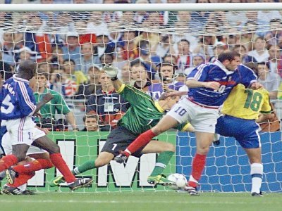 Le milieu de terrain français Zinédine Zidane ouvre le score de la tête suite à un corner face au Brésil, en finale de la Coupe du monde, le 12 juillet 1998 au Stade de France à Saint-Denis - Patrick HERTZOG [AFP/Archives]