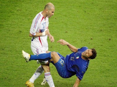 Le milieu de terrain français Zinédine Zidane, après avoir asséné un coup de tête au défenseur italien Marco Materazzi, lors de la finale de la Coupe du monde, le 9 juillet 2006 à Berlin - JOHN MACDOUGALL [AFP/Archives]