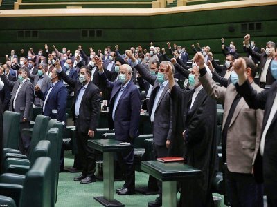 Une photo fournie par le bureau du guide iranien Ali Khamenei montre les députés saluant à poings levés le guide lors d'une visioconférence, le 27 mai 2021 - - [KHAMENEI.IR/AFP]