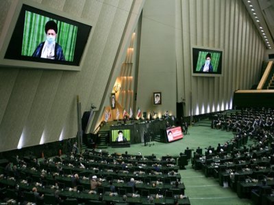 Une photo fournie par le bureau du guide iranien Ali Khamenei montre ce dernier sur un écran s'exprimant en visioconférence devant le Parlement à Téhéran, le 27 mai 2021 - - [KHAMENEI.IR/AFP]