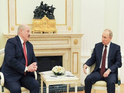 Les présidents bélarusse Alexandre Loukachenko (g) et russe Vladimir Poutine à Moscou, le 22 avril 2021 - Mikhail Klimentyev [SPUTNIK/AFP/Archives]