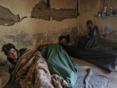 Des migrants ont trouvé refuge dans une maison abandonnée du village serbe de Majdan, le 21 mai 2021 - OLIVER BUNIC [AFP]