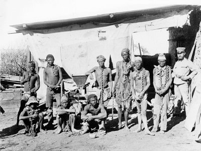 Photo non datée prise durant la guerre de l'Allemagne contre les Herreros et les Namas de Namibie (1904-1908) d'un soldat (d) appartenant probablement aux troupes allemandes gardant des prisonniers de guerre namibiens - Handout [NATIONAL ARCHIVES OF NAMIBIA/AFP/Archives]