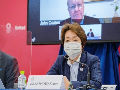 Le vice-président du Comité International Olympique, John Coates et la présidente du comité d'organisation des Jeux de Tokyo, Seiko Hashimoto, lors d'une conférence de presse, le 21 mai 2021 à Tokyo - Nicolas Datiche [POOL/AFP/Archives]