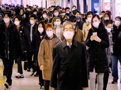 Des Japonais dans une gare à l'heure de pointe matinale, le 7 janvier 2020 à Tokyo - Kazuhiro NOGI [AFP]