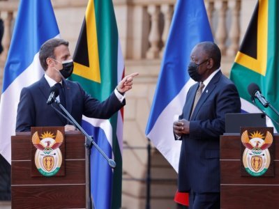 Le président sud-africain Cyril Ramaphosa et son homologue français Emmanuel Macron, lors d'une conférence de presse conjointe, à Pretoria, en Afrique du Sud, le 28 mai 2021 - Ludovic MARIN [AFP]