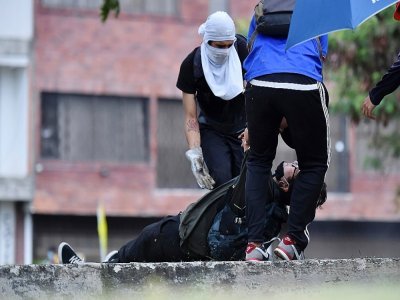 Un manifestant blessé par balle pendant des affrontements avec la police à Cali, en Colombie, le 28 mai 2021 - Luis ROBAYO [AFP]