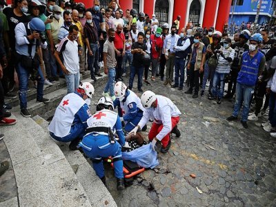 Un corps est évacué par des sauveteurs après une violente manifestation à Cali, en Colombie, le 28 mai 2021 - LUIS ROBAYO [AFP]