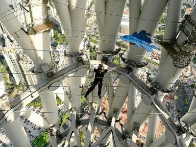 Un visiteur dans la structure métallique de la Tour Canton, le 23 mai 2021 - NOEL CELIS [AFP]