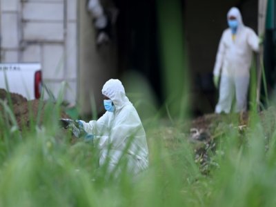 La police scientifique cherche des indices au domicile de l'ex-policier tueur en série Hugo Osorio à Chalchuapa, au Salvador, le 20 mai 2021 - MARVIN RECINOS [AFP]