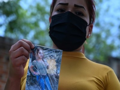 Une parente montre la photo d'une des victimes présumées du tueur en série Hugo Osorio, Camila Gabriela, le 27 mai 2021 à Chalchuapa, au Salvador - STR [AFP]