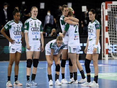 La déception des handballeuses hongroises de Gyor, triples tenantes du titre de la Ligue des Champions, après leur défaite en demi-finale face à Brest, à l'issue d'une séance de tirs au but (4-2, 23-23 a.p.), le 29 mai 2021 à Budapest - Attila KISBENEDEK [AFP]