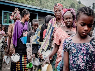 Des personnes déplacées originaires de Goma font la queue pour une aide alimentaire,  à Sake, en RDC le 28 mai 2021 - Guerchom Ndebo [AFP]