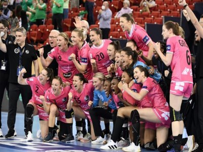 La joie des handballeuses de Brest, qualifiées pour la 1ère fois pour la finale de la Ligue des champions, après leur victoire face aux Hongroises de Györ, triples tenantes du titre, à l'issue d'une séance de tirs au but (4-2, 23-23 a.p.), le 29 mai - Attila KISBENEDEK [AFP]