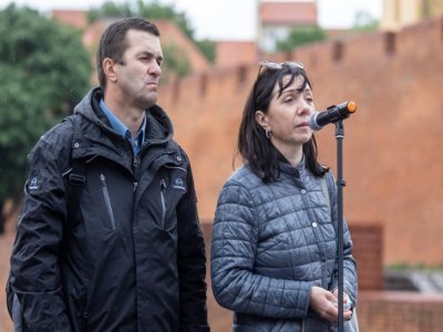 Natalia et Dimitri Protassevitch, les parents du journaliste bélarusse Roman Protassevitch, participent à une manifestation le 29 mai 2021 à Varsovie - Wojtek RADWANSKI [AFP]