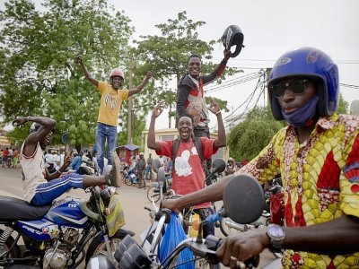 Des partisans des Forces armées maliennes célèbrent le coup d'Etat mené par Assimi Goïta, le 28 mai 2021 à Bamako - Michele Cattani [AFP]