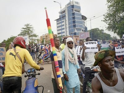 Des partisans d'Assimi Goïta se rassemblent sur la place de l'Indépendance à Bamako, le 28 mai 2021 - Michele Cattani [AFP]