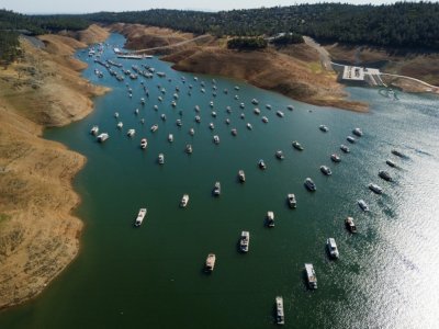 Menacés de s'échouer avec la baisse du niveau d'eau sous l'effet de la sécheresse, des dizaines de bateaux vont devoir être sortis du lac d'Oroville, dans le nord de la Californie, ici le 24 mai 2021 - Patrick T. FALLON [AFP]