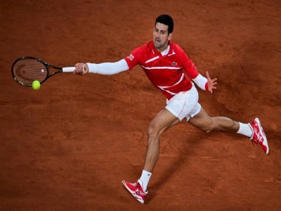 Le Serbe Novak Djokovic, face à l'Espagnol Rafael Nadal, lors de la finale du tournoi de Roland Garros, le 11 octobre 2020 à Paris - MARTIN BUREAU [AFP/Archives]