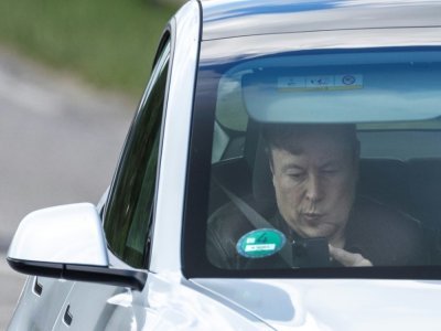 Le patron de Tesla Elon Musk, dans un véhicule de la marque, le 17 mai 2021 à Berlin - Odd ANDERSEN [AFP/Archives]