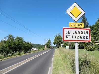 A l'entrée du village du Lardin-Saint-Lazare en Dordogne, le 30 mai 2021 - Diarmid COURREGES [AFP]