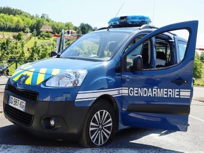 Un véhicule de la gendarmerie endommagé par l'ancien militaire recherché, le 30 mai 2021 au Lardin-Saint-Lazare, en Dordogne - Diarmid COURREGES [AFP]
