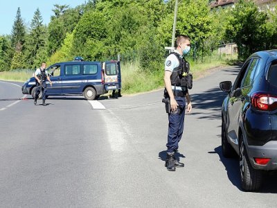 Les gendarmes effectuent des contrôles de véhicules au Lardin-Saint-Lazare, en Dordogne, le 30 mai 2021 - Diarmid COURREGES [AFP]