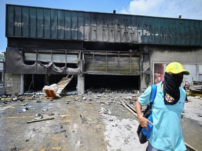Un magasin de Cali incendié pendant des manifestations antigouvernementales, le 29 mai 2021 - Luis ROBAYO [AFP]