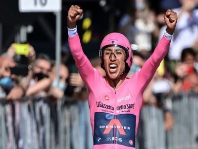 La joie du Colombien Egan Bernal, vainqueur du Tour d'Italie, à l'issue de la 21e et dernière étape, un contre-la-montre disputé entre Senago et Milan, le 30 mai 2021 - MIGUEL MEDINA [AFP]