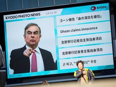 Dans les rues de Tokyo, le 9 janvier 2020, un écran géant diffuse un programme d'information sur l'affaire Ghosn - Behrouz MEHRI [AFP/Archives]