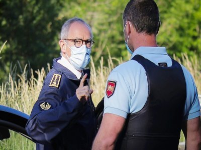 Le préfet de Dordogne Frédéric Périssat (g) s'entretient avec un gendarme le 31 mai 2021 à Le Lardin-Saint-Lazare - thibaud moritz [AFP]