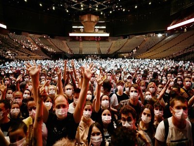 5.000 spectateurs masqués mais sans distance physique lors du concert du groupe français Indochine, doublé d'une étude scientifique, le 29 mai 2021 à Bercy, à Paris - STEPHANE DE SAKUTIN [AFP]