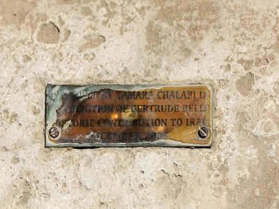 Photo prise le 18 mai 2021 d'une plaque posée sur la tombe de la Britannique Gertrude Bell, artisane de la formation de l'Irak moderne, dans le cimetière protestant de Bagdad - AHMAD AL-RUBAYE [AFP]