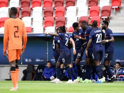 La joie des Français après l'ouverture du score par le défenseur Dayot Upamecano, face aux Pays-Bas, lors du quart de finale de l'Euro-Espoirs, le 31 mai 2021 à Budapest - Attila KISBENEDEK [AFP]