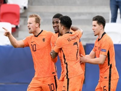 La joie de l'attaquant néerlandais, Myron Boadu (2e g), après avoir égalisé à 1 partout face à la France, lors du quart de finale de l'Euro-Espoirs, le 31 mai 2021 à Budapest - Attila KISBENEDEK [AFP]