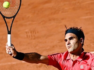 Le Suisse Roger Federer effectue une volée face à l'Ouzbek Denis Istomin, lors de leur match du 1er tour des Internationaux de France, le 31 mai 2021 au stade Roland Garros à Paris - Anne-Christine POUJOULAT [AFP]